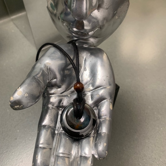 Elegant Black and Brown Pendant Necklace - Picture 6 of 6